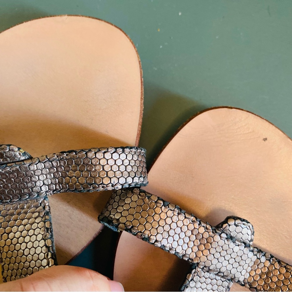 TAPEET VICINI Silver Metallic Leather Gladiator Sandals - Picture 9 of 9